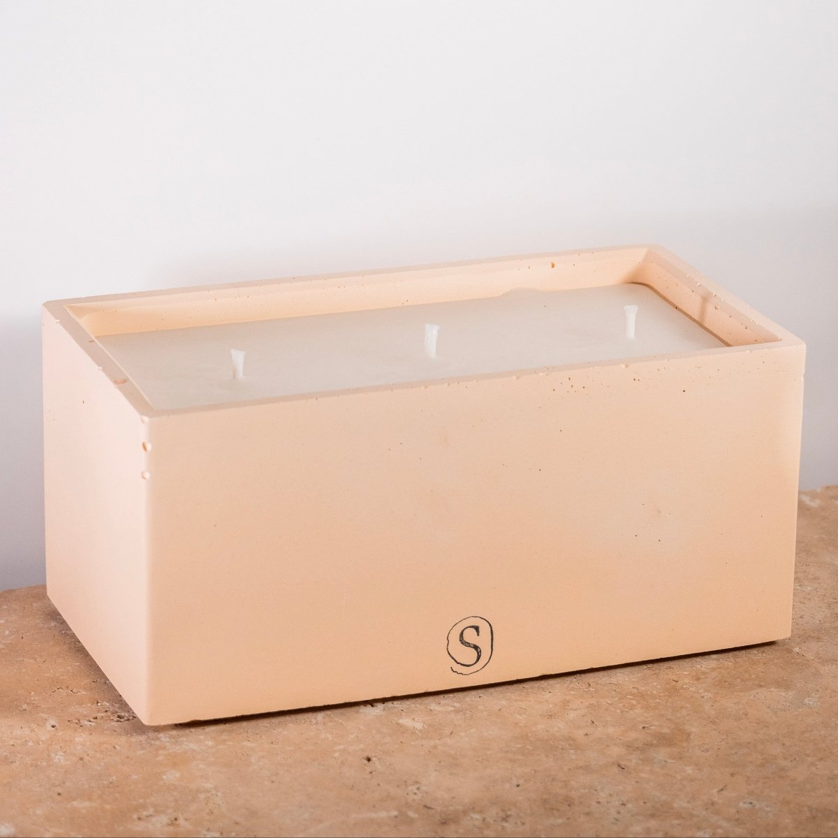 "Bougie d’intérieur en béton orange faite main en Provence – Siwa Candles"