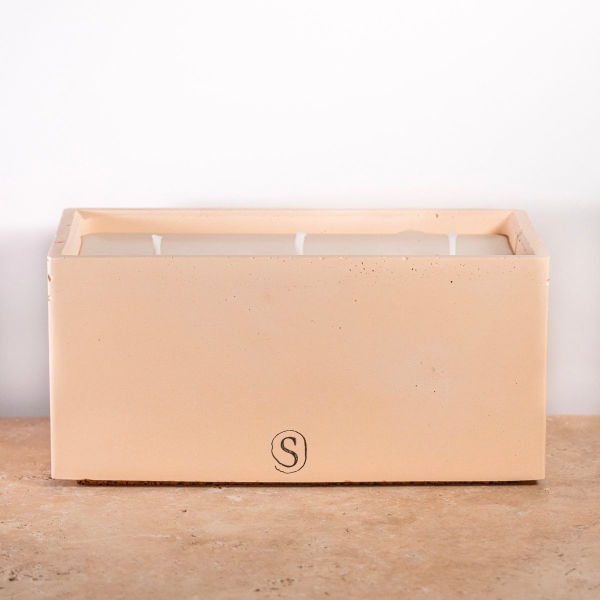 "Bougie d’intérieur en béton orange faite main en Provence – Siwa Candles"