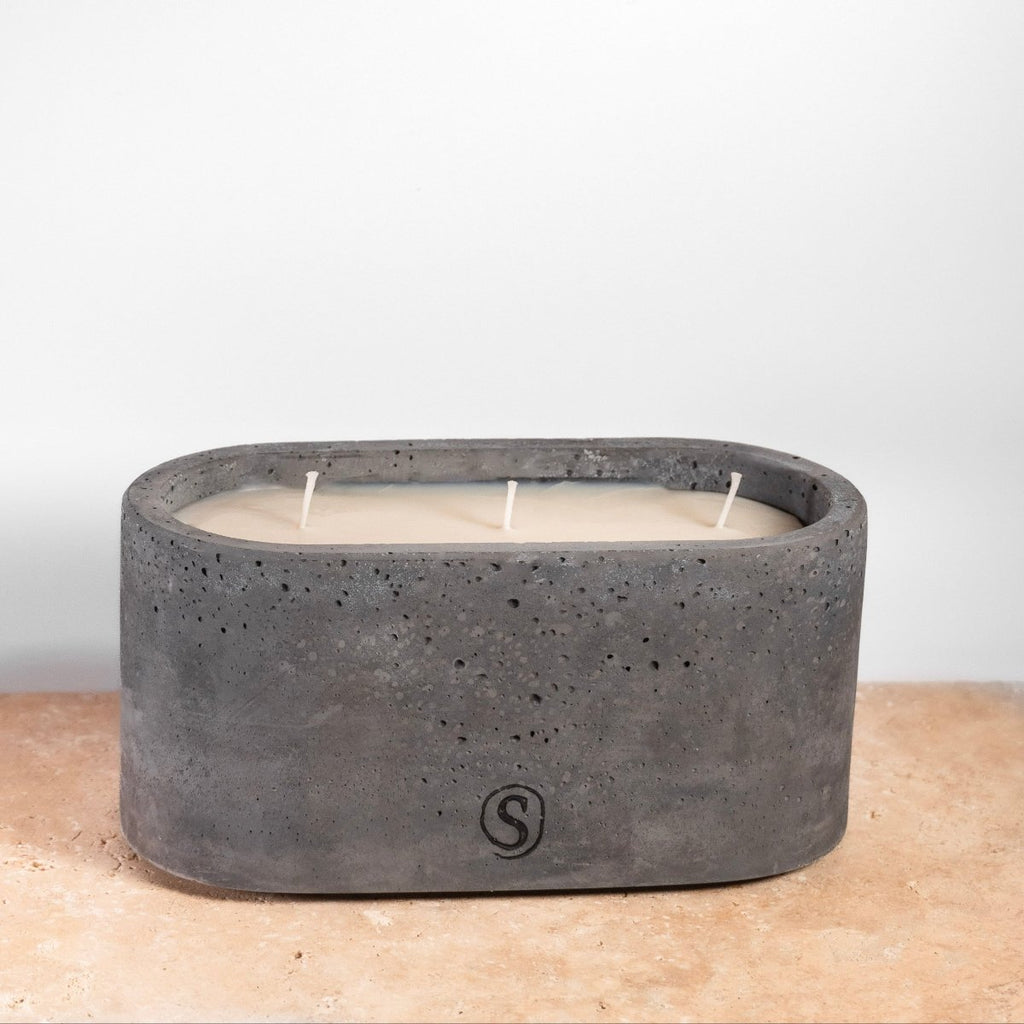 Bougie d’intérieur en béton noire faite main en Provence – Siwa Candles