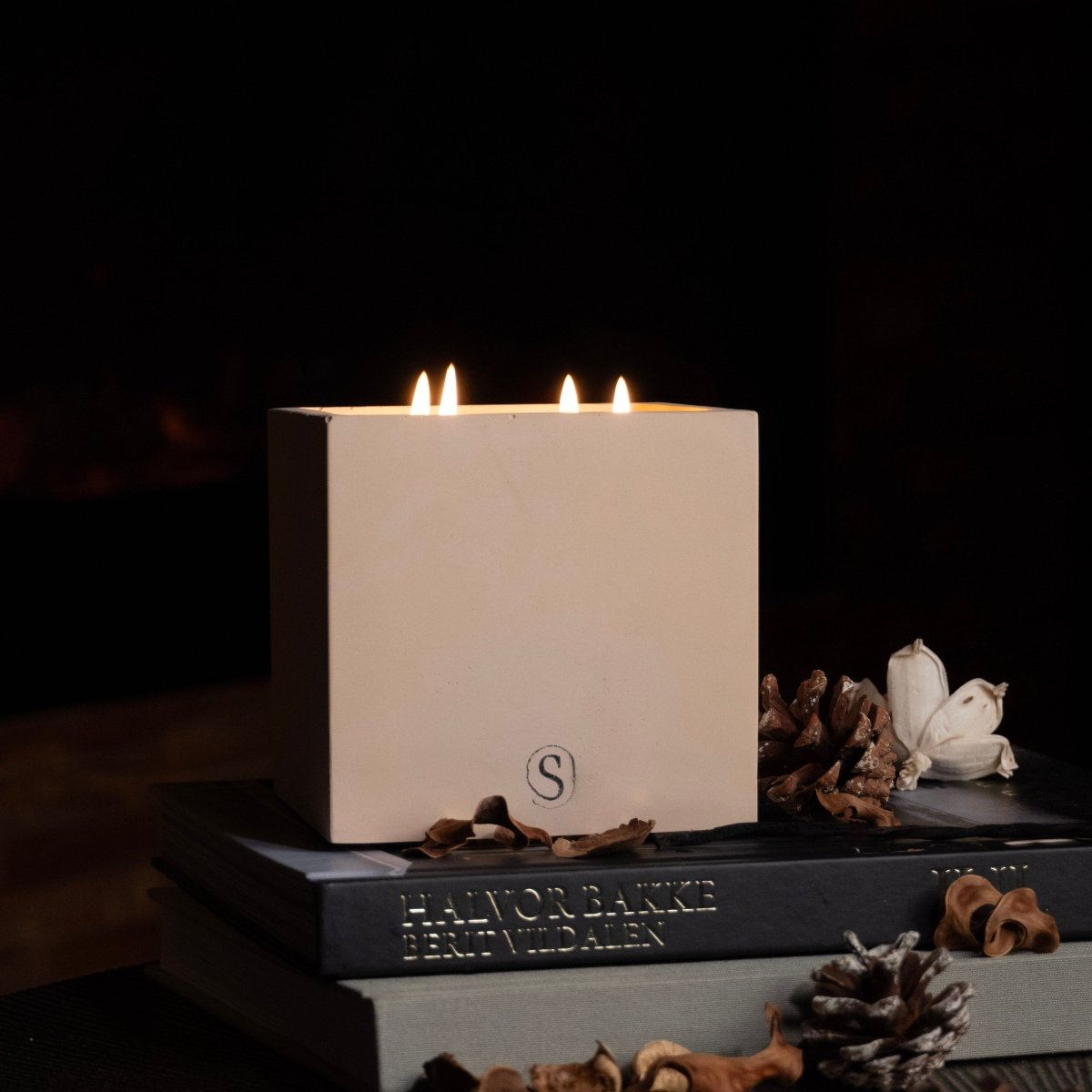 Bougie d’intérieur en béton orange faite main en Provence – Siwa Candles