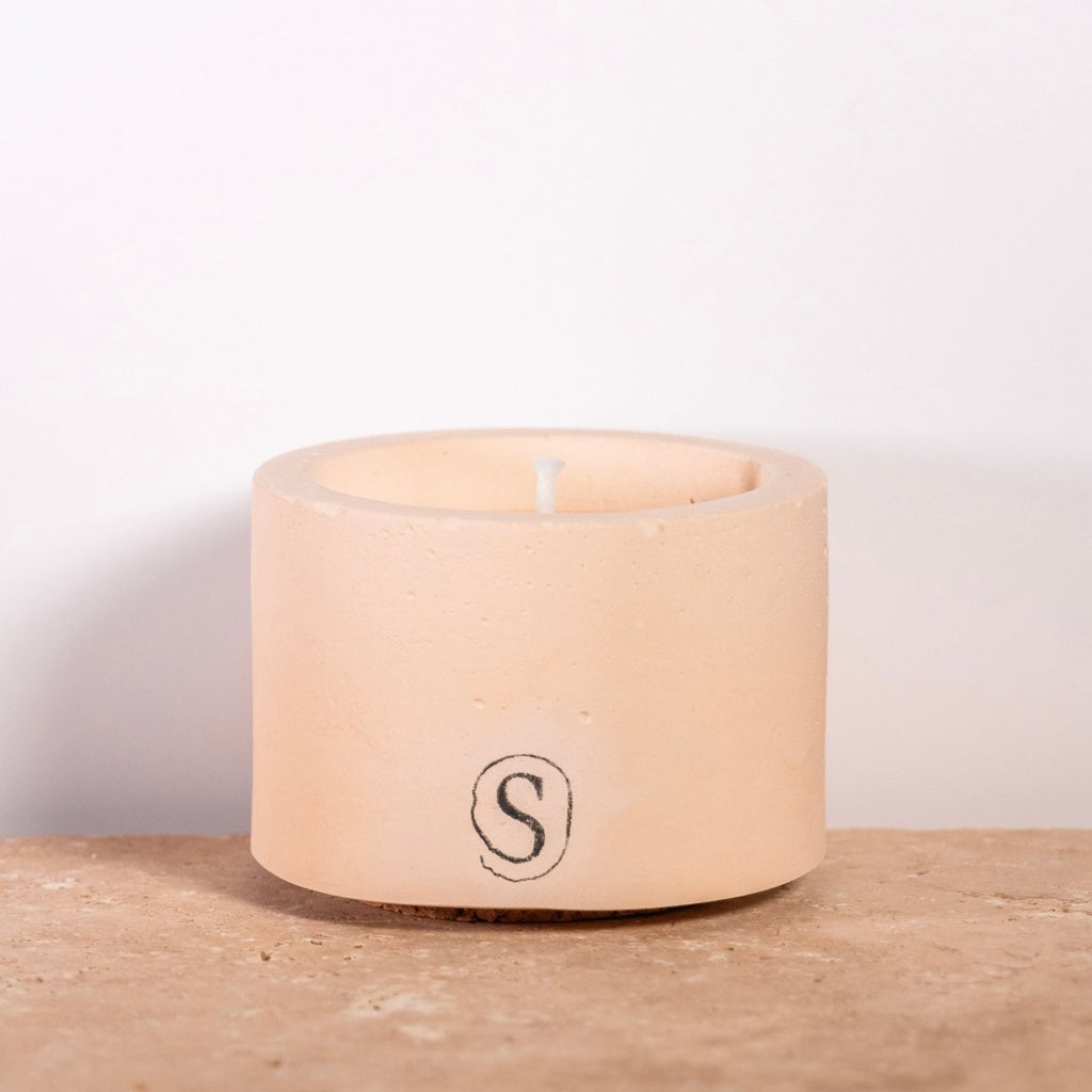Bougie d’intérieur en béton orange faite main en Provence – Siwa Candles