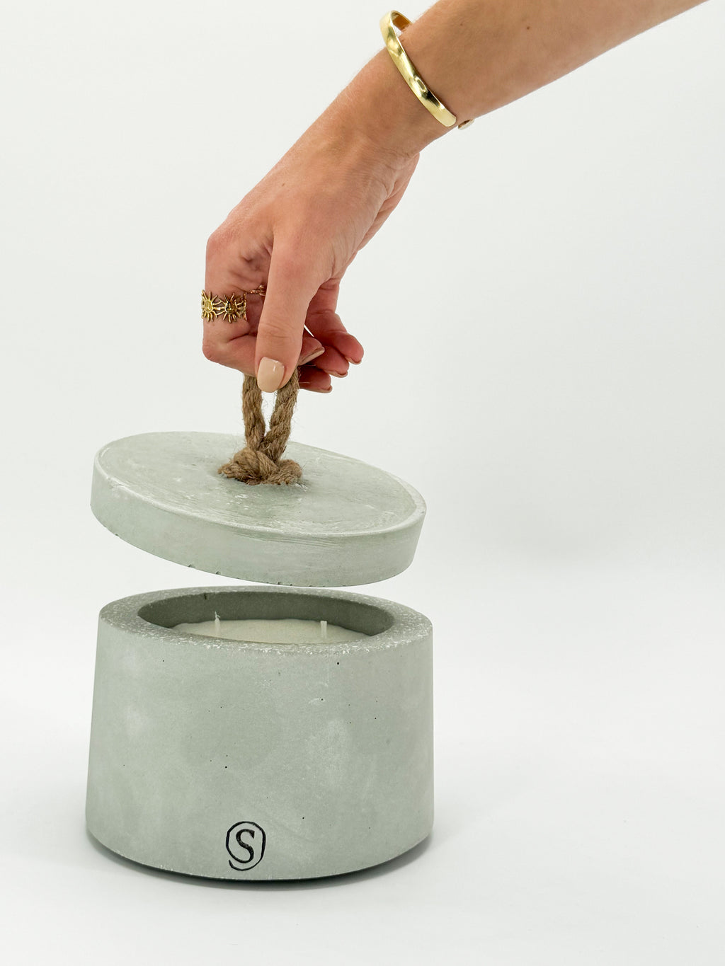 Refillable concrete candle with minimalist lid, handmade in Provence
Indoor concrete candle with soft natural fragrance, refillable and handmade in Provence, perfect for home decor — Siwa Candles.