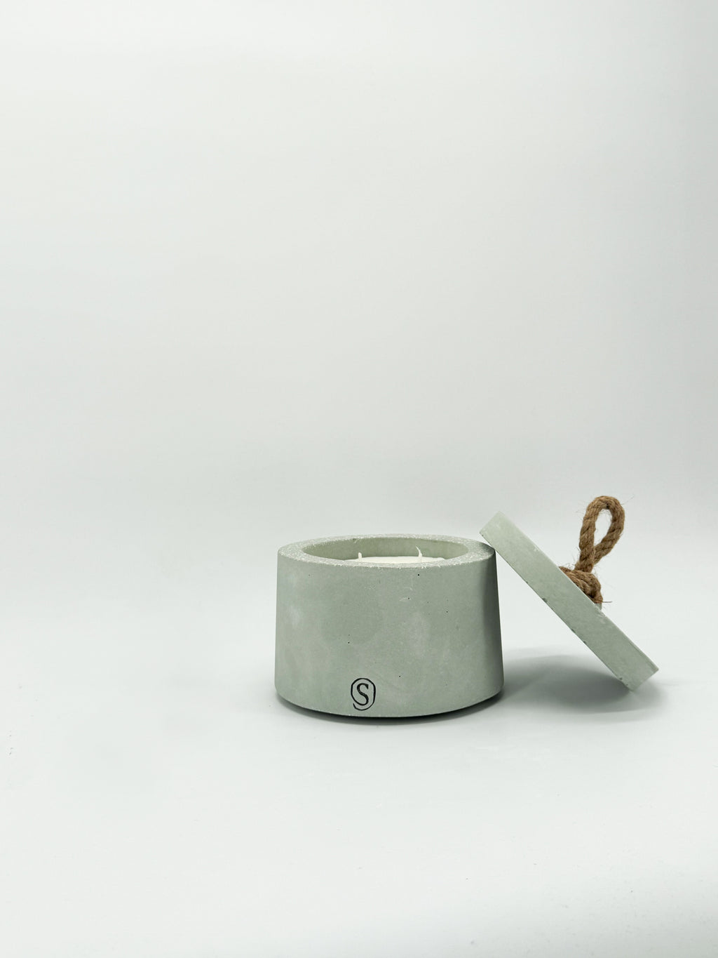 Refillable concrete candle with minimalist lid, handmade in Provence
Indoor concrete candle with soft natural fragrance, refillable and handmade in Provence, perfect for home decor — Siwa Candles.