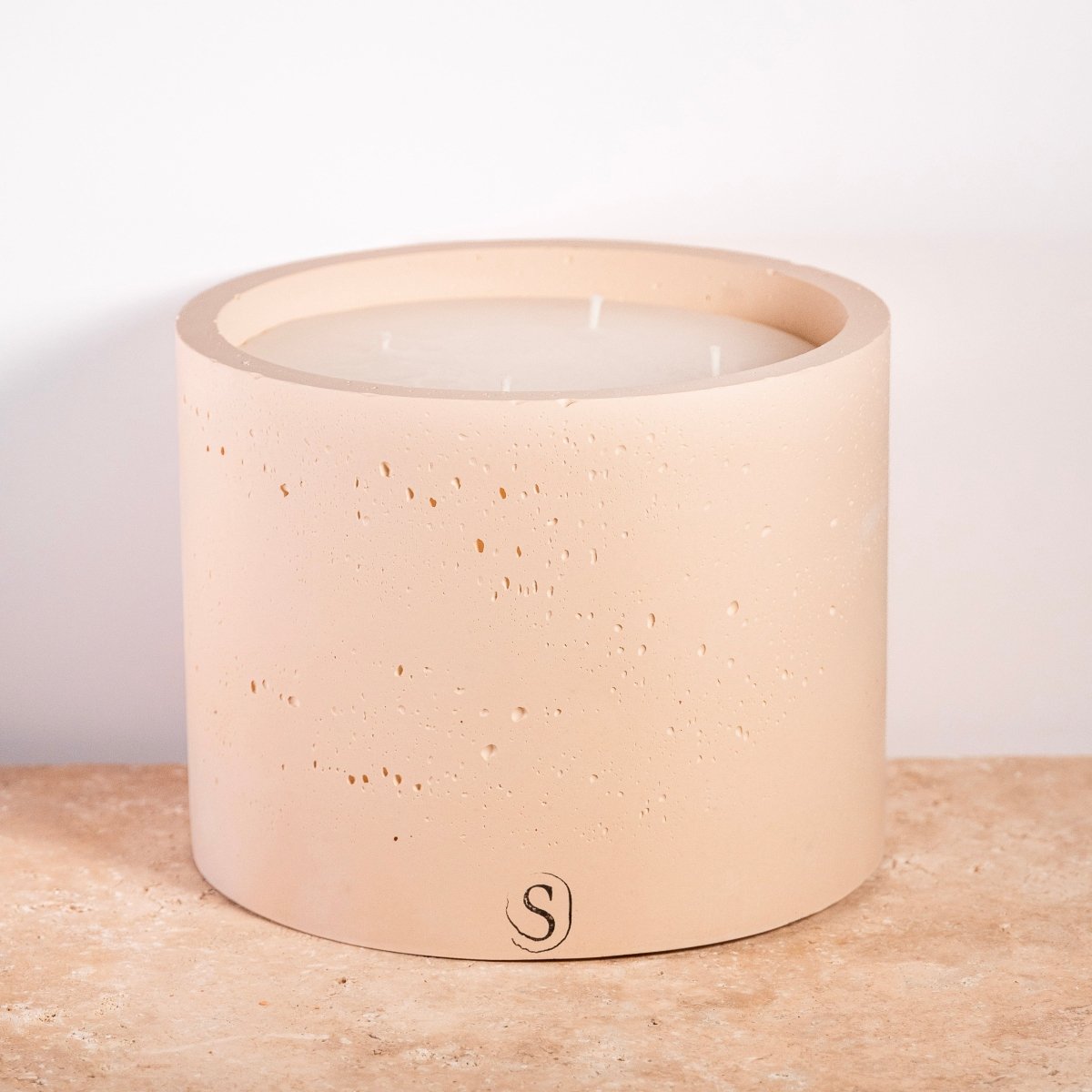 Bougie d’intérieur en béton orange faite main en Provence – Siwa Candles