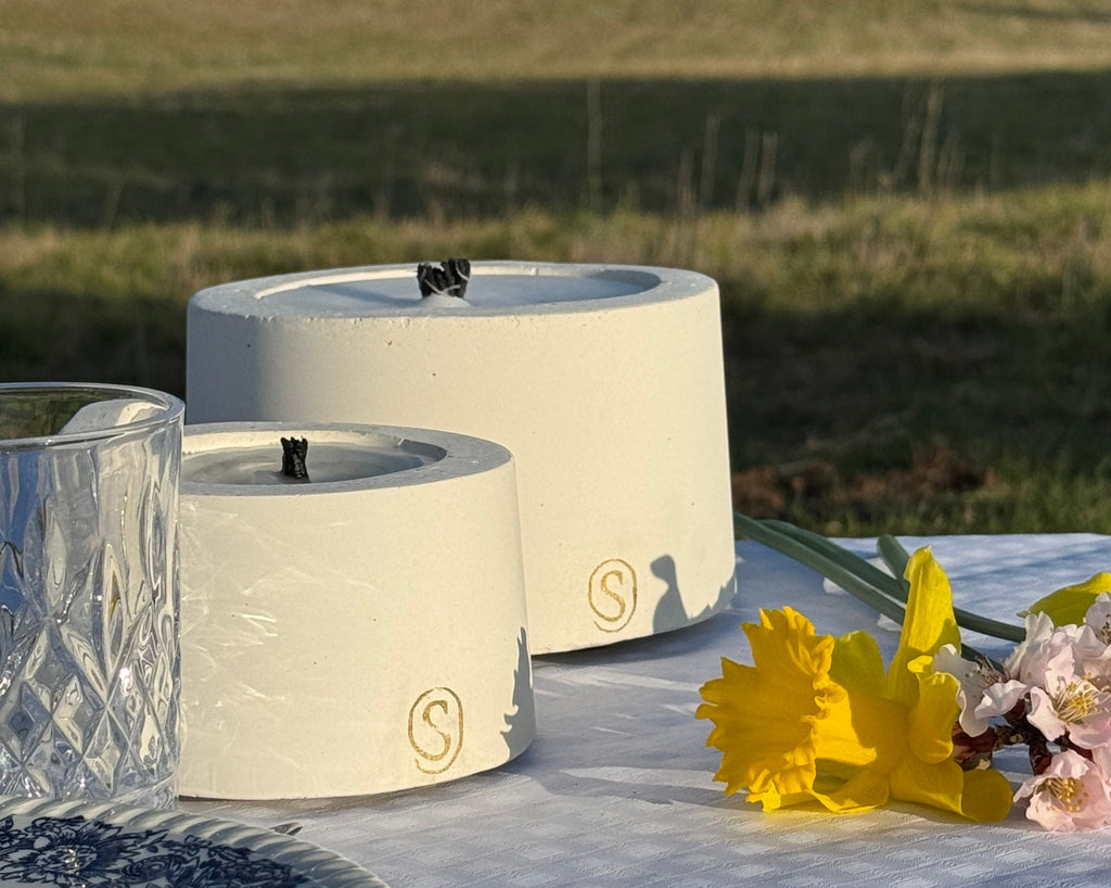 Handmade outdoor candle in concrete pot, ideal for garden or patio decor, refillable and made in Provence by Siwa Candles. 