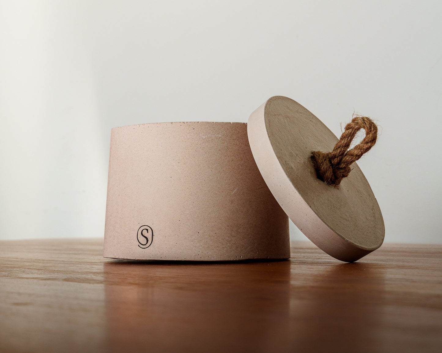 Refillable concrete candle with minimalist lid, handmade in Provence
Indoor concrete candle with soft natural fragrance, refillable and handmade in Provence, perfect for home decor — Siwa Candles.