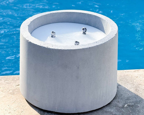 Handmade outdoor candle in concrete pot, ideal for garden or patio decor, refillable and made in Provence by Siwa Candles. 