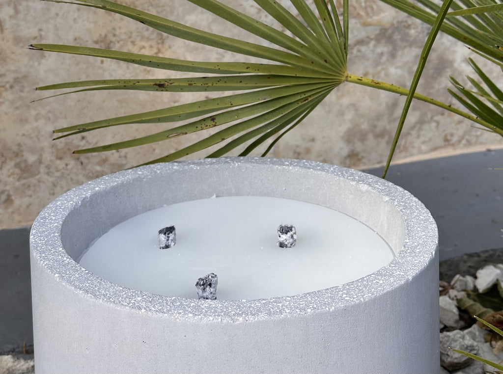 Handmade outdoor candle in concrete pot, ideal for garden or patio decor, refillable and made in Provence by Siwa Candles. 