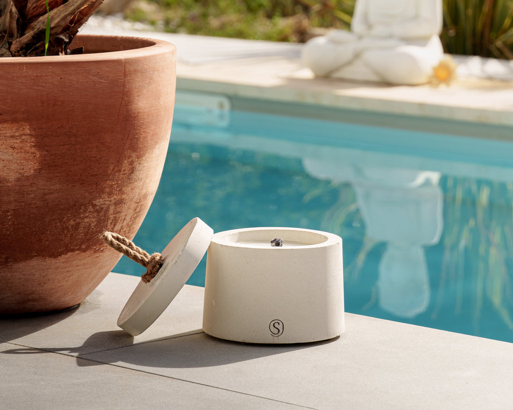 Handmade outdoor candle in concrete pot, ideal for garden or patio decor, refillable and made in Provence by Siwa Candles. 