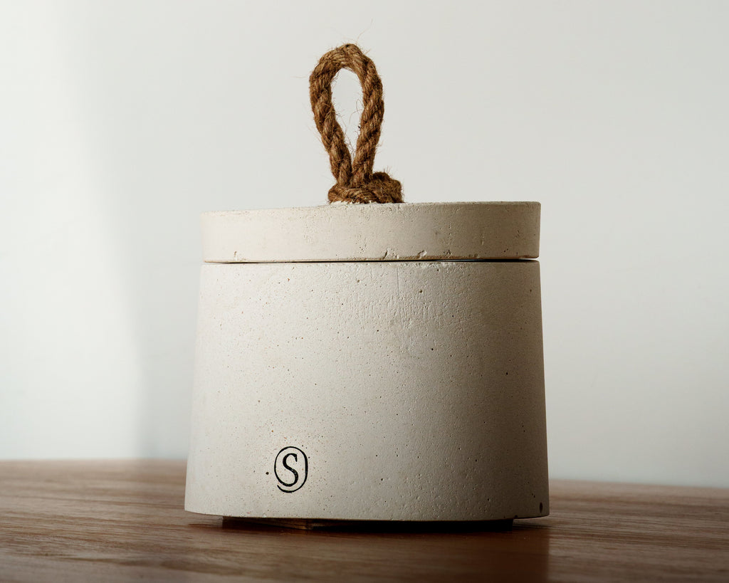 Refillable concrete candle with minimalist lid, handmade in Provence
Indoor concrete candle with soft natural fragrance, refillable and handmade in Provence, perfect for home decor — Siwa Candles.