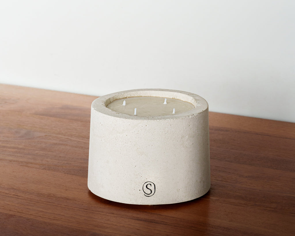 Refillable concrete candle with minimalist lid, handmade in Provence
Indoor concrete candle with soft natural fragrance, refillable and handmade in Provence, perfect for home decor — Siwa Candles.