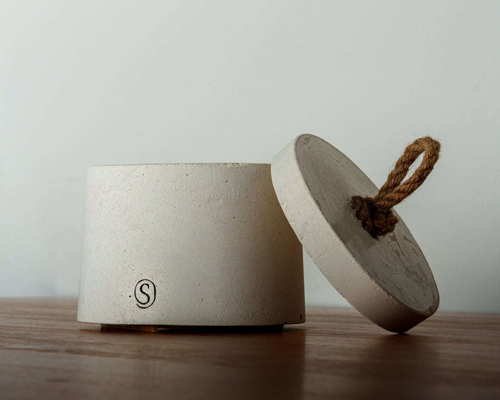 Refillable concrete candle with minimalist lid, handmade in Provence
Indoor concrete candle with soft natural fragrance, refillable and handmade in Provence, perfect for home decor — Siwa Candles.